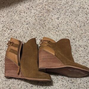 Woman’s tan wedge boots Hinge brand size 7.5